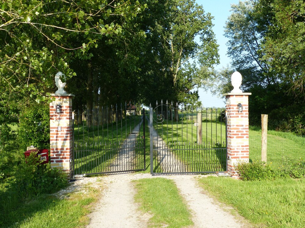 Paardenhof Guesthouse — 4-Star Luxury Hotel in Esquelbecq, France