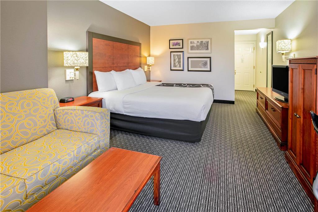 La Quinta Inn & Suites by Wyndham DFW Airport South Irving - photo 15