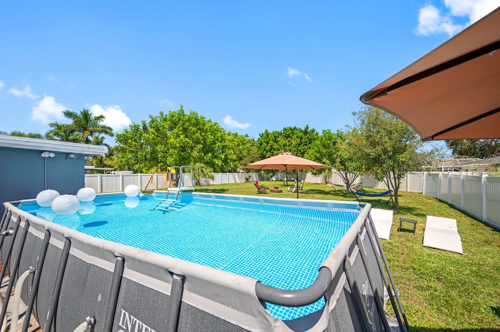 Spacious 4BR w pool BBQ grill theatre room in Bradenton, United States