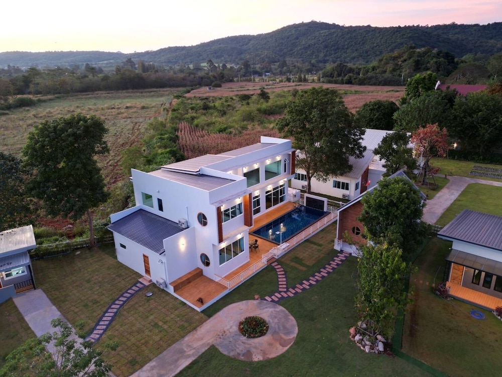 ถึงเที่ยงวัลเลย์เขาใหญ่ Thungtheiyng Valley Khaoyai in Pak Chong, Thailand