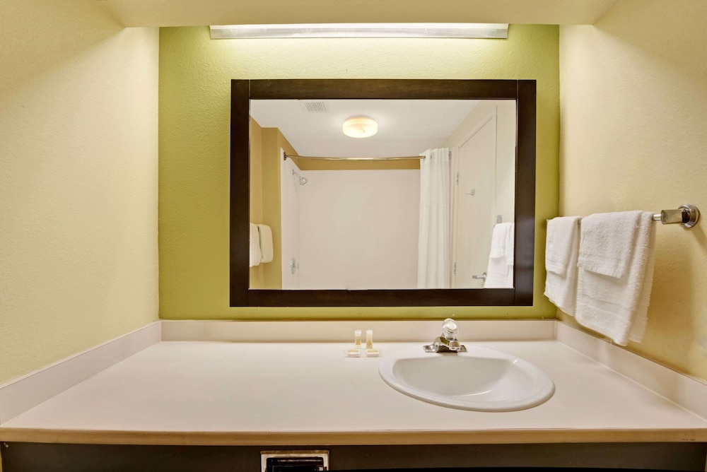 Days Inn & Suites by Wyndham DeSoto - photo 11