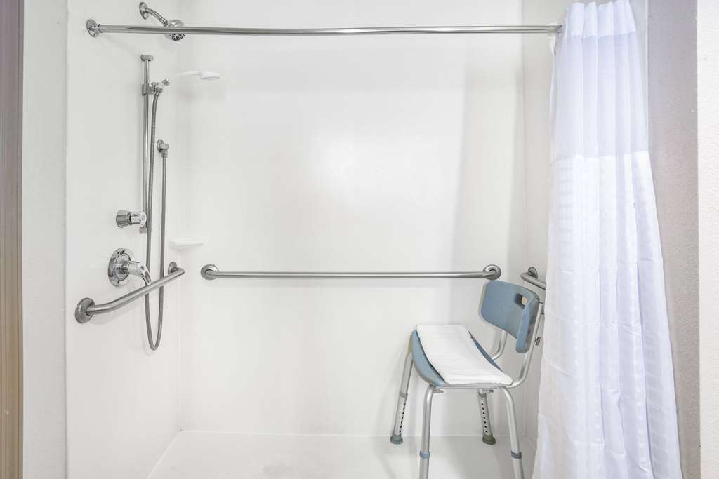 La Quinta Inn & Suites by Wyndham Norfolk - photo 13