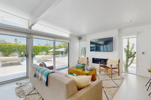 Desert Elegance Permit# 4101 - last minute hotel in Palm Springs