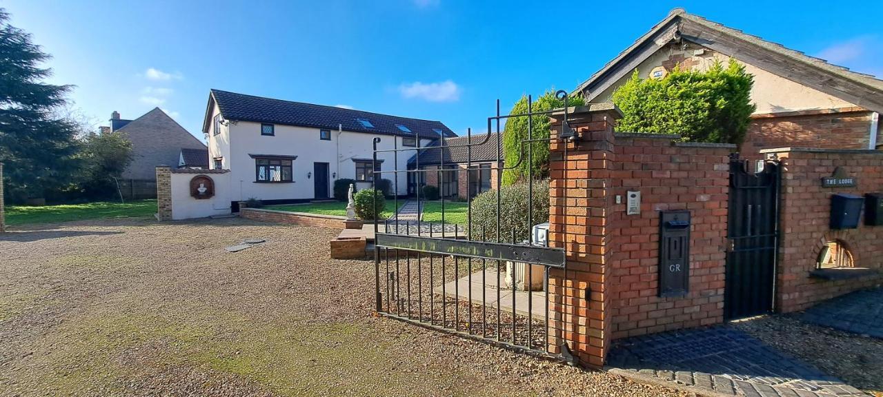 Massive 4 bed with countryside views in Peterborough — 4-Star Luxury Hotel in Yaxley, United Kingdom