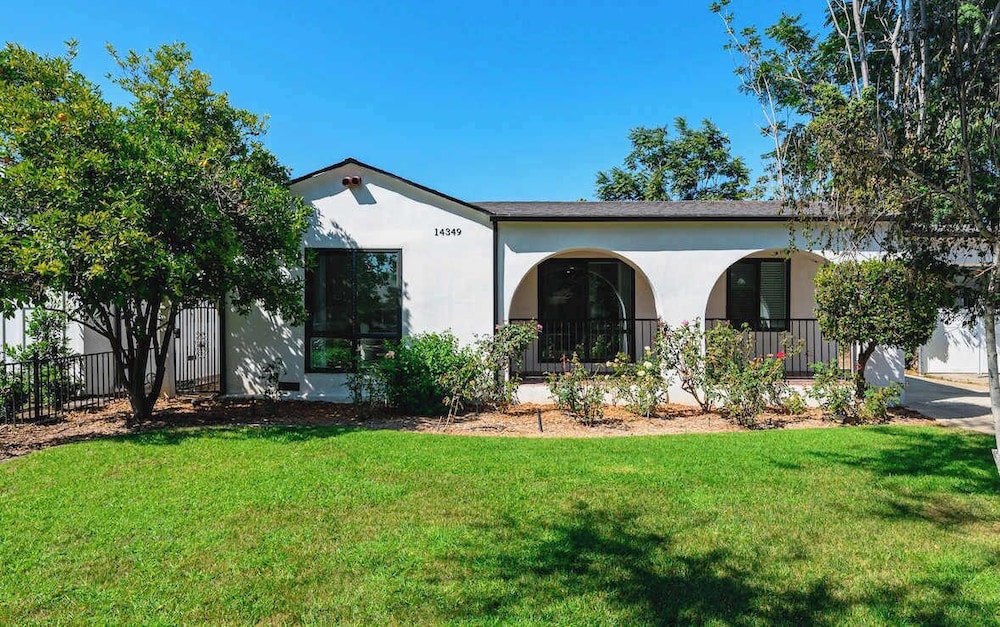Not Affected by the Fire spacious Modern Retreat w Luxury Amenities & Style — hotel in Van Nuys