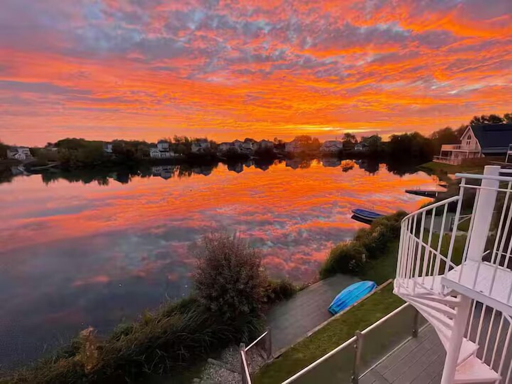 Gorgeous 4 bedroom Cotswolds home with lake view — 4-Star Luxury Hotel in South Cerney, United Kingdom