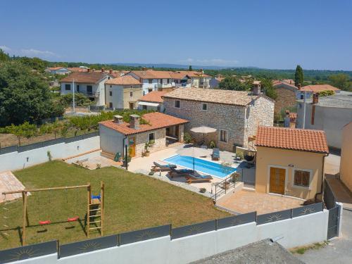 Villa Tonin for 6 people near Pula with jacuzzi & children playground — 4-Star Luxury Hotel in Marcana, Croatia