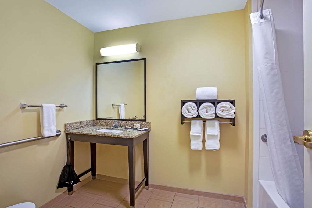 La Quinta Inn & Suites by Wyndham Pecos - photo 18