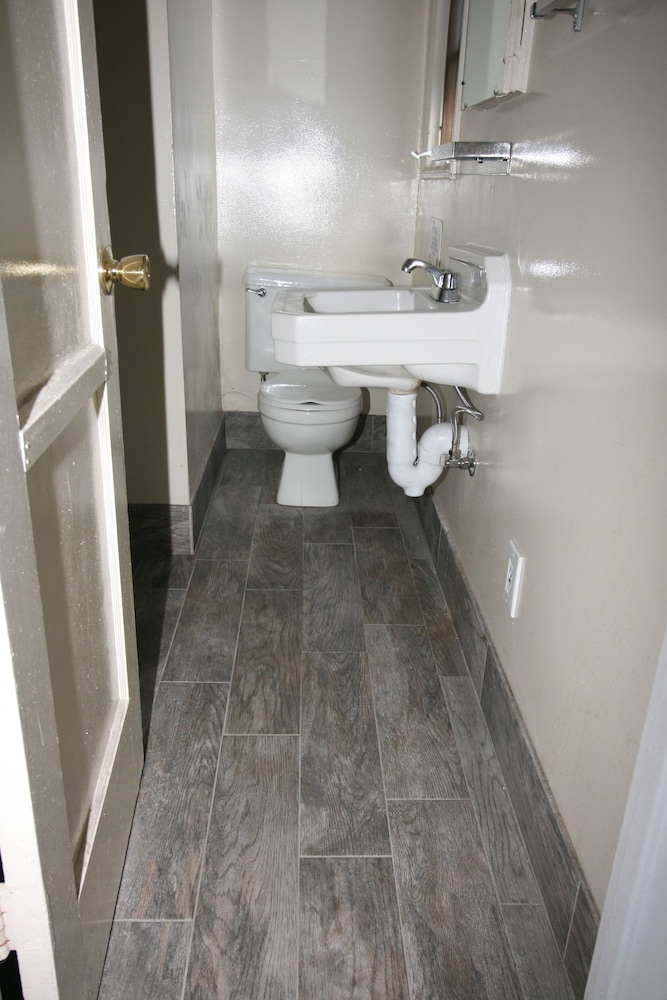 The New Star Motel with Studio Kitchens: 1950s Extended Stay Lodging and Retreat Center - photo 59