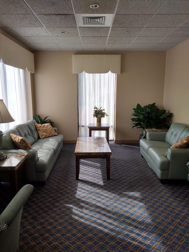 Howard Johnson by Wyndham Amherst Hadley - photo 11