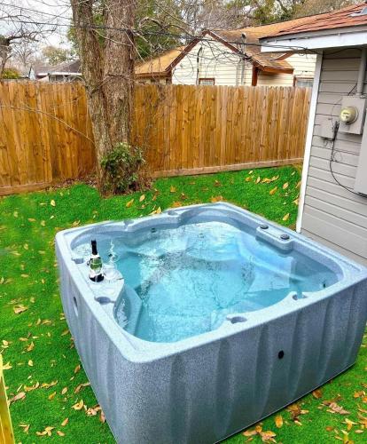 Comfy 5BR Holiday Home with Hot Tub 10min from NGR Stadium — 4-Star Luxury Hotel in Houston, United States