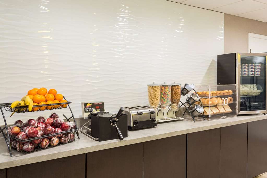 La Quinta Inn & Suites by Wyndham Orlando Universal area - photo 45