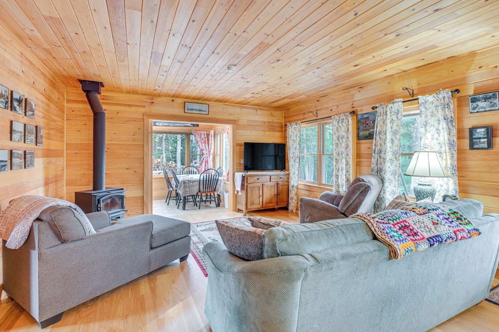 Family friendly Brooks Gem w Spacious Yard — hotel in Brooks