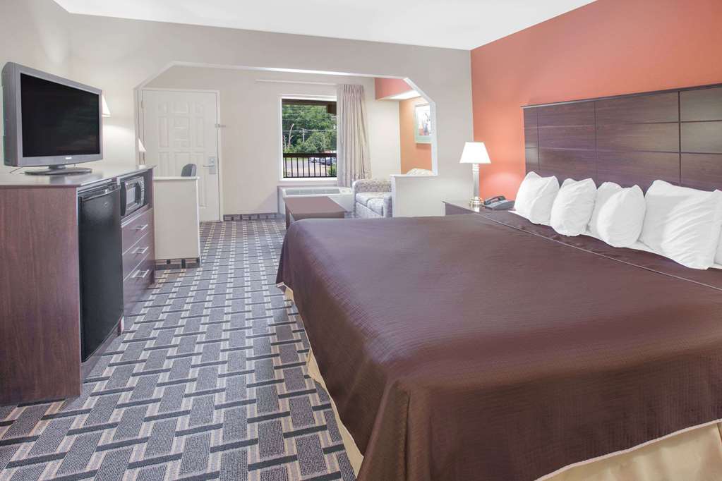 Days Inn & Suites by Wyndham Pine Bluff - photo 9