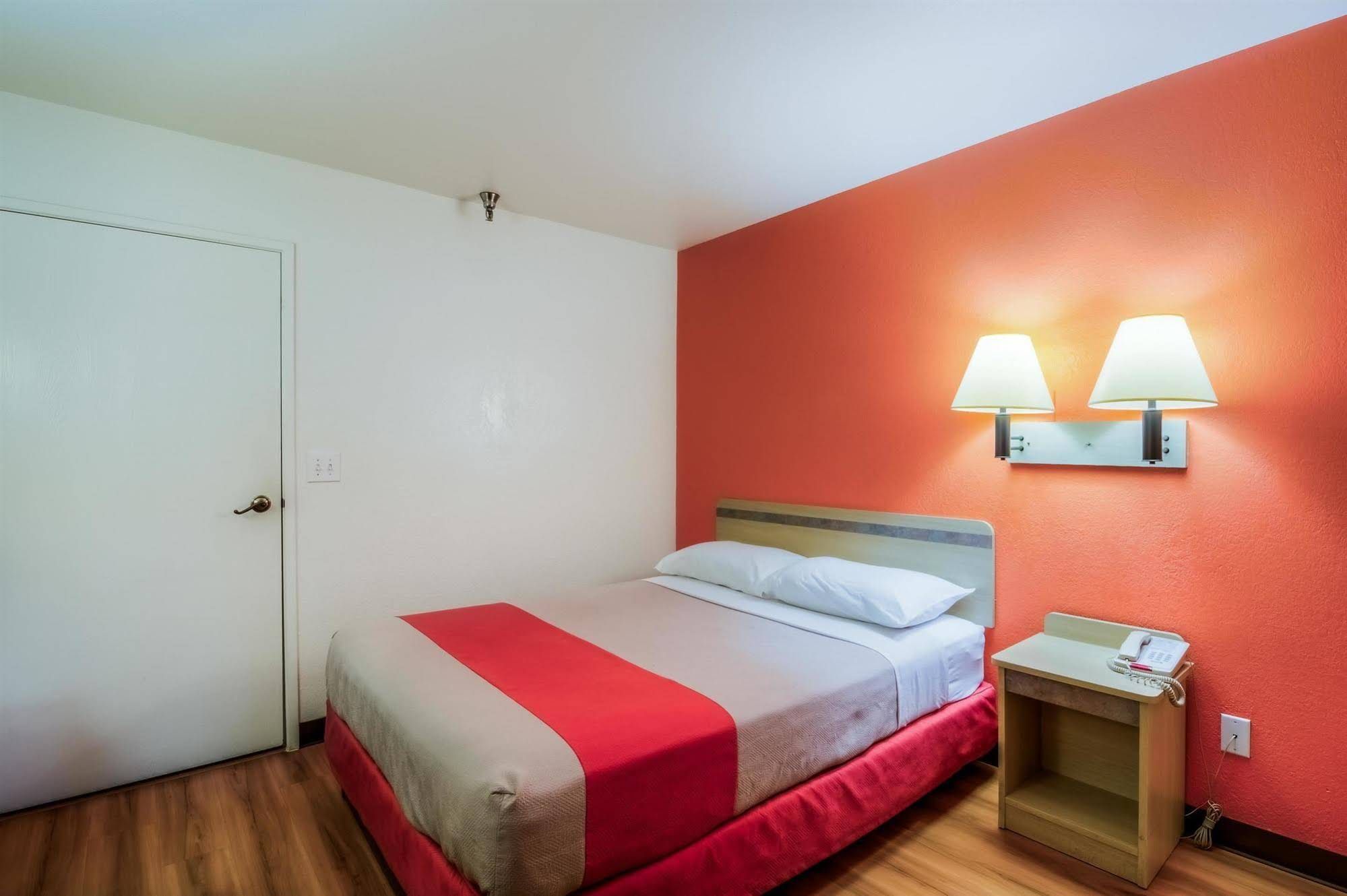 Motel 6 Chicago Elk Grove - photo 24