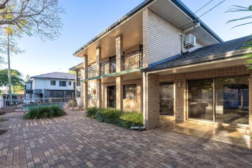 Bright Sunnybank Getaway 4BR 2BA in Brisbane, Australia