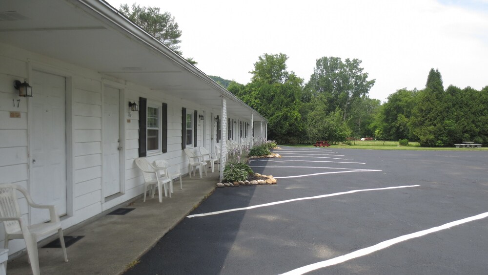 The Villager Motel - photo 37