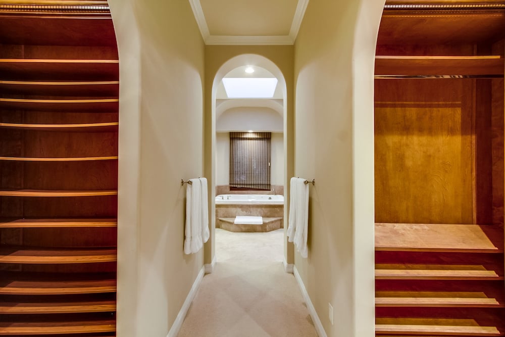 Tropical 5BR La Jolla Retreat by NamaStay - photo 43