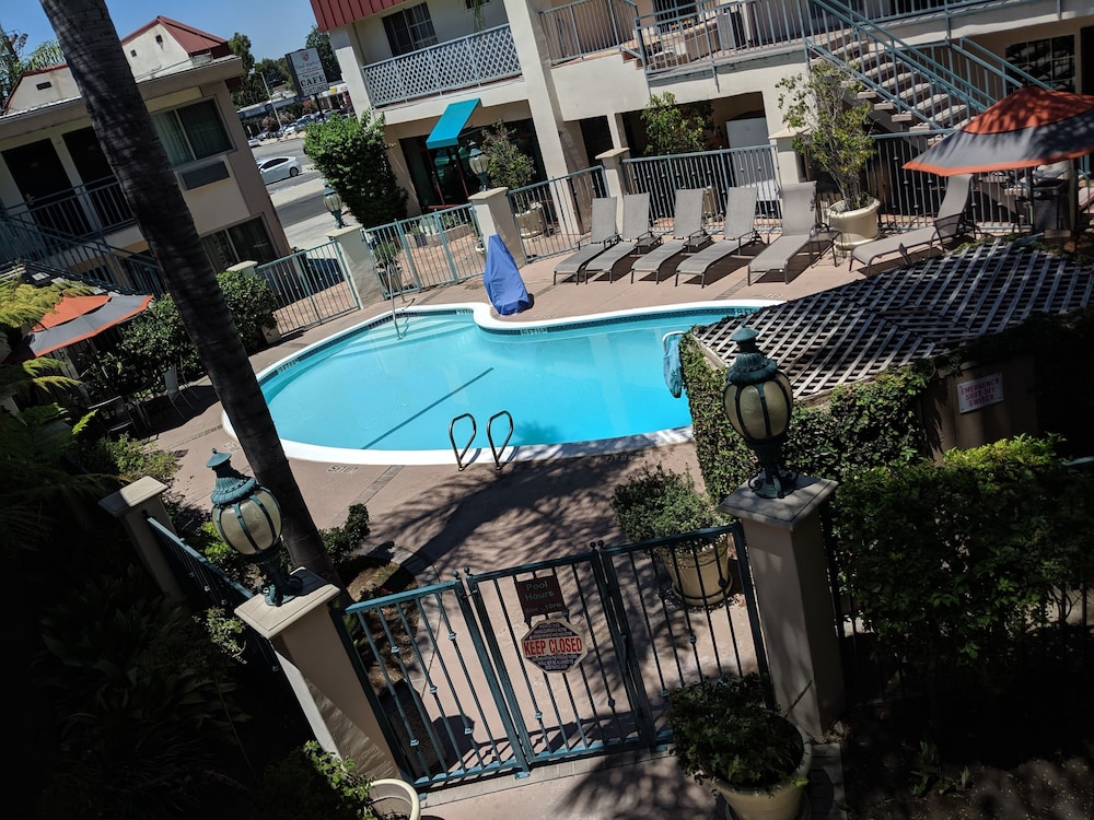 Tarzana Inn - photo 16
