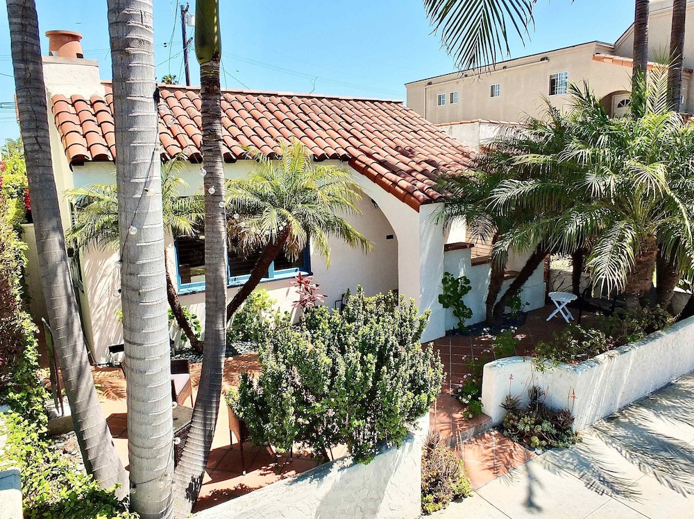 Belmont Shore Coastal Cottage Cozy Home for 6 2 Blocks to Beach — 4-Star Luxury Hotel in Long Beach, United States