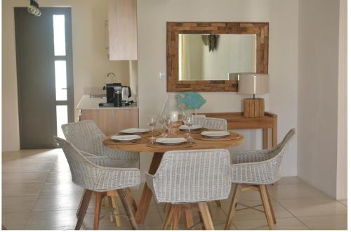 West Wood Holiday Apartment C6 Flic en Flac with pool at a quiet location beautifully decorated and close to the beach — 4-Star Luxury Hotel in Flic En Flac, Mauritius