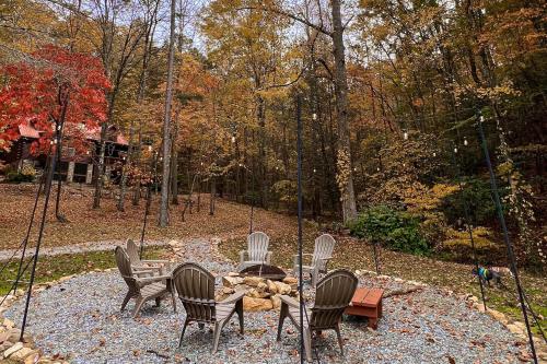 Bearfoot Bend Cabin in Blue Ridge — 4-Star Luxury Hotel in Blue Ridge, United States