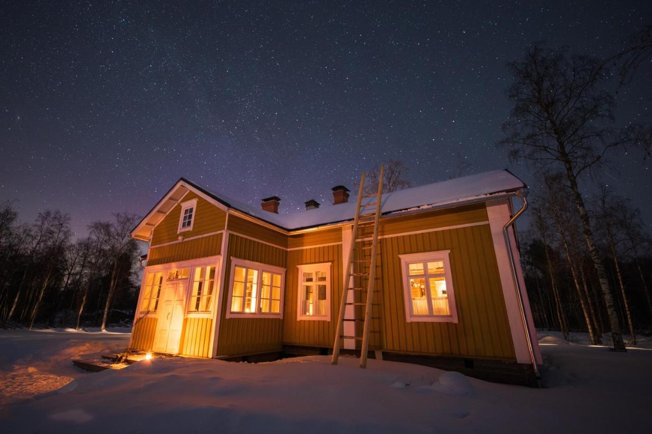 Iisland Pauhu Loghouse and sauna under the starlit sky — 4-Star Luxury Hotel in Ii, Finland
