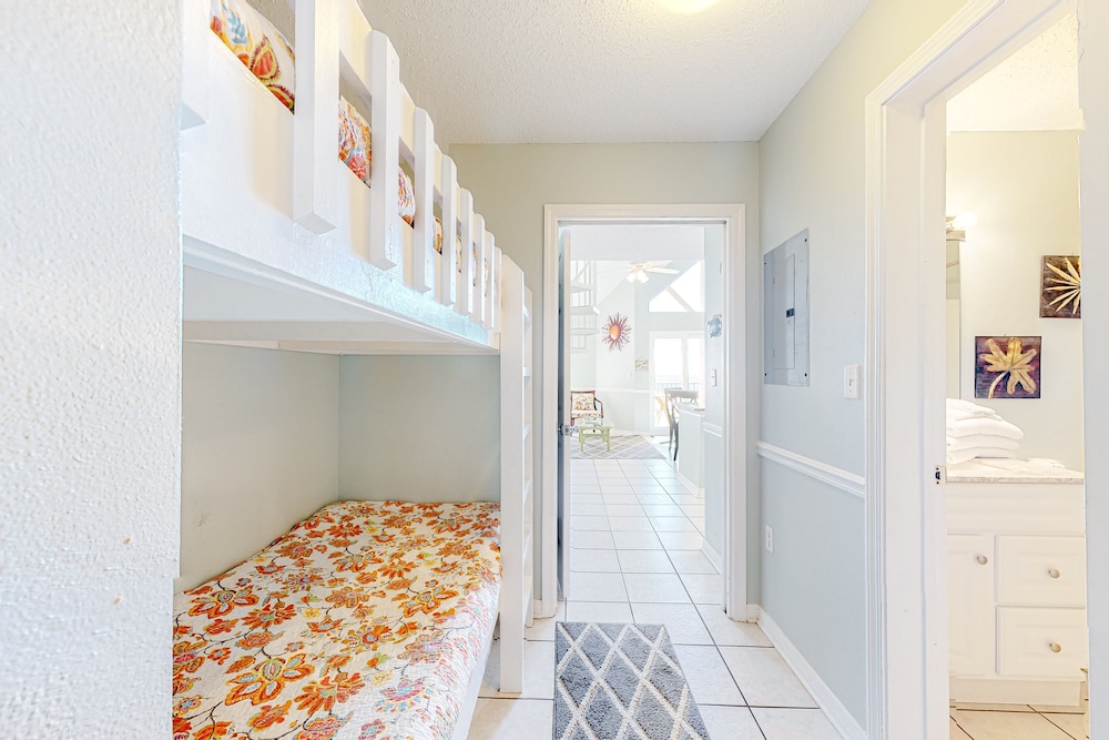 Direct Gulf Front Condo with Resort Pools with Hot Tubs Steps to Beach - photo 2
