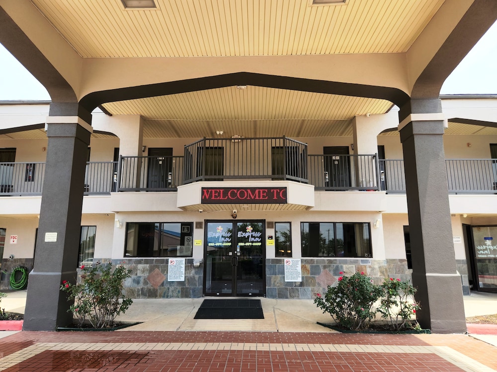 Express Inn Tomball - photo 33