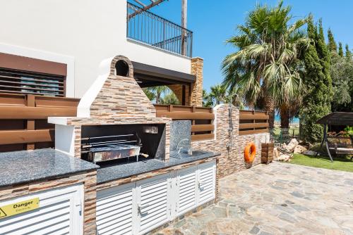 Sea Front Oceanus H3 by Ezoria Villas