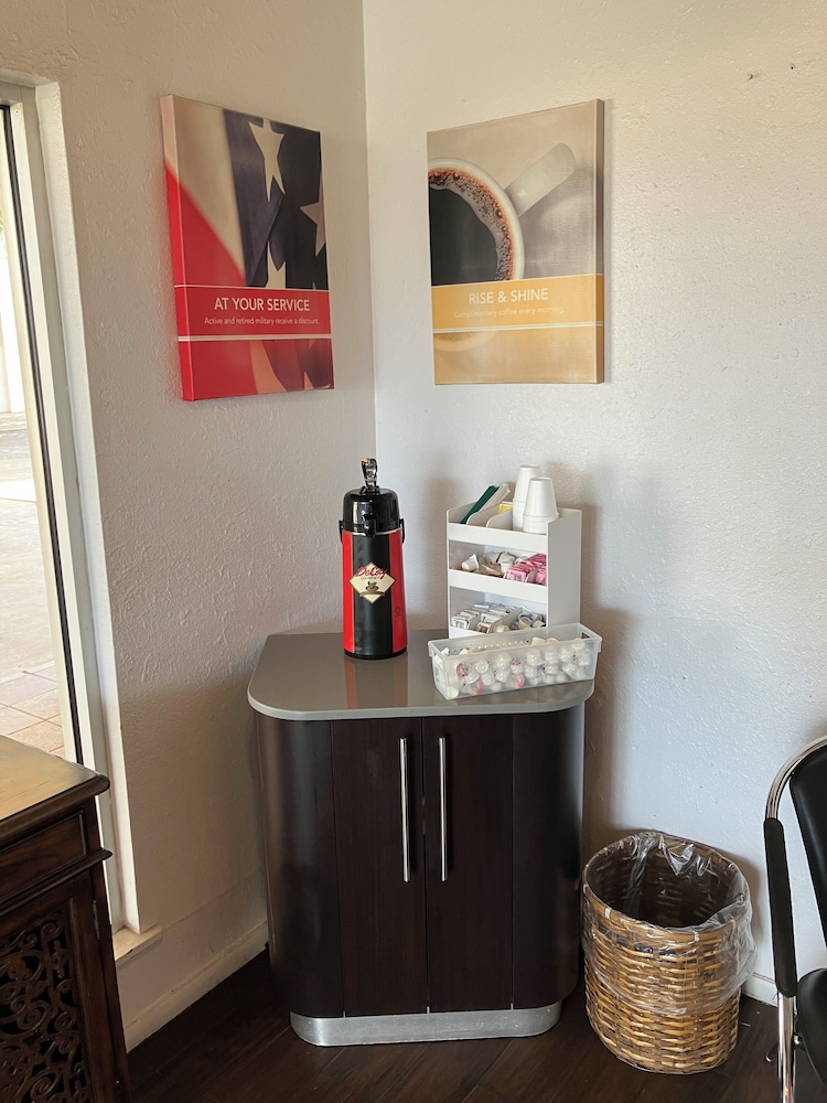 Econo Lodge - photo 19