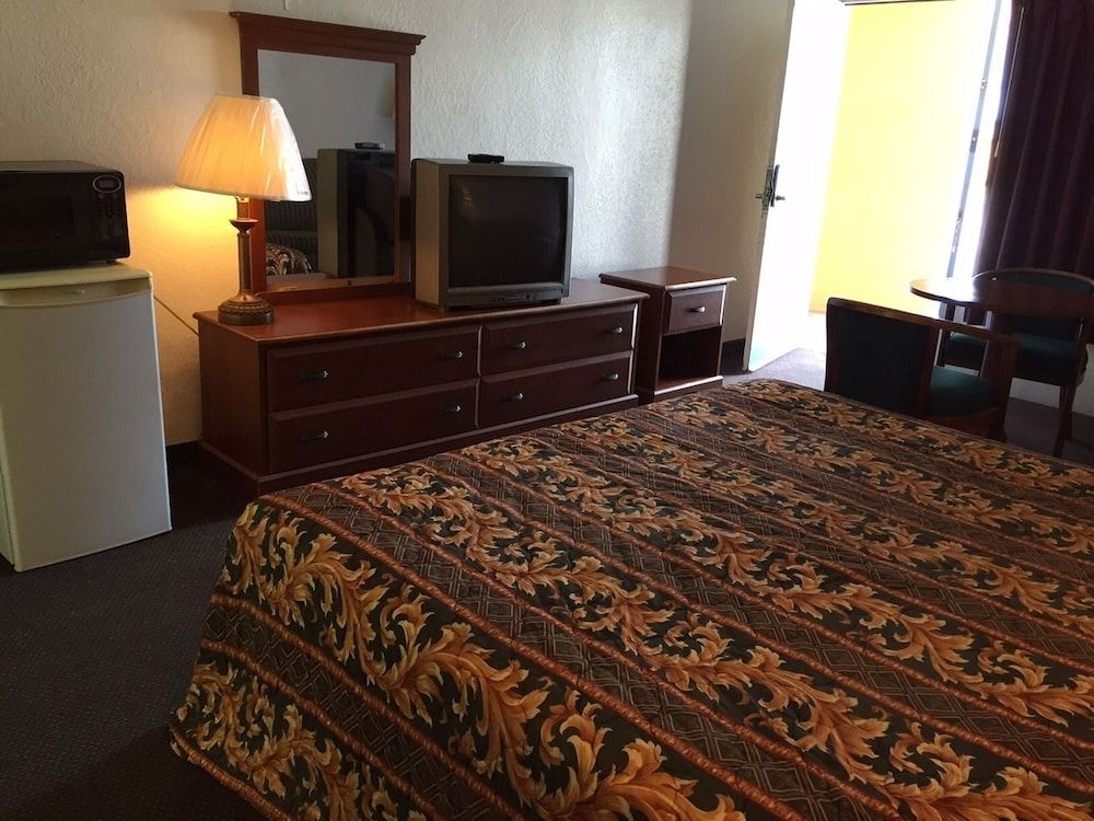 Ashburn Inn & RV Park - photo 10