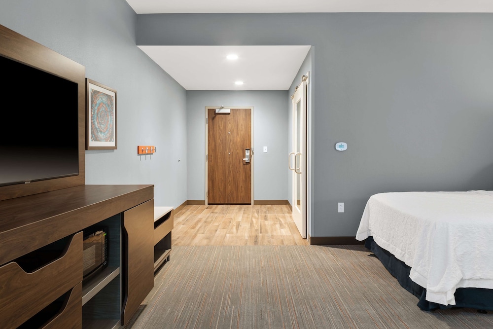 Hampton Inn Circleville - photo 12