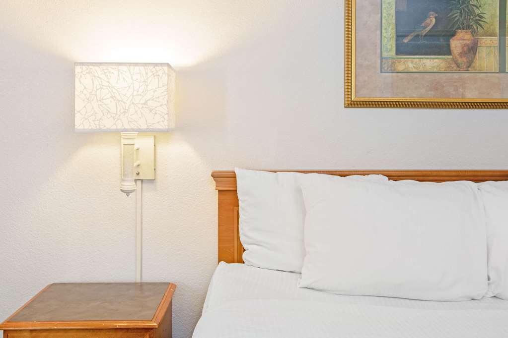 La Quinta Inn by Wyndham El Paso Cielo Vista - photo 12