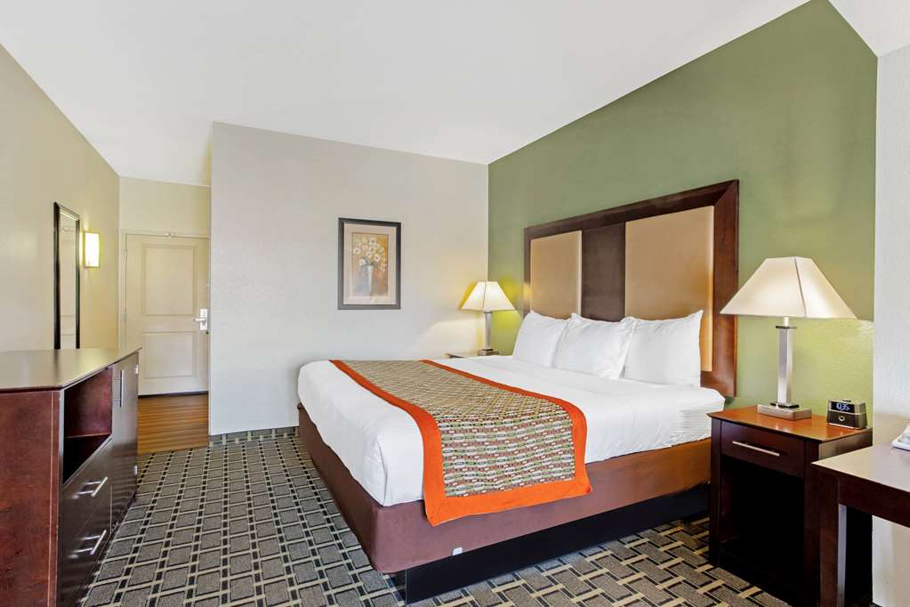 La Quinta Inn & Suites by Wyndham Lancaster - photo 17