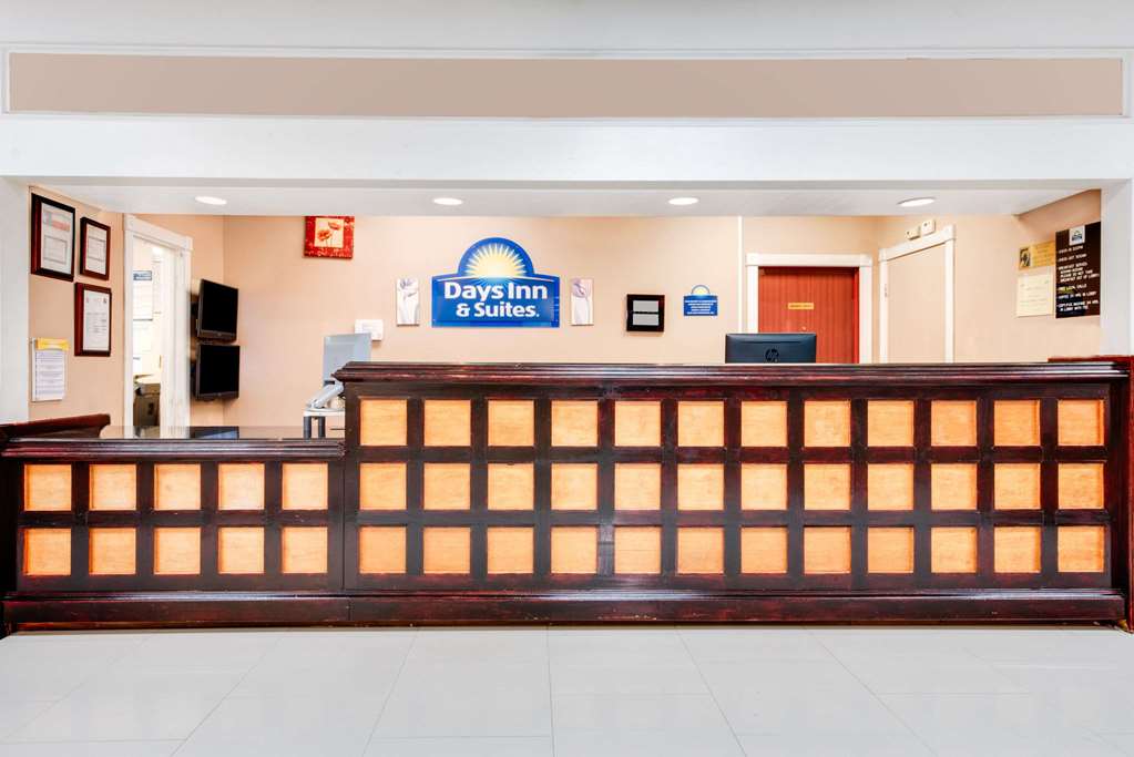 Days Inn & Suites by Wyndham Laredo - photo 3