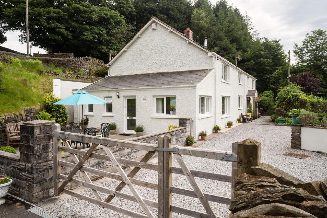 2 Tan Yr Eglwys — 4-Star Luxury Hotel in Rhosllanerchrugog, United Kingdom
