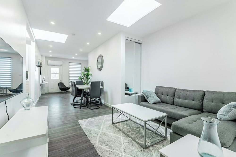 Plaza apartments — 4-Star Luxury Hotel in Montreal, Canada