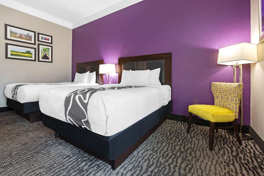 La Quinta Inn & Suites by Wyndham Pearland Houston South - photo 27
