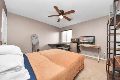 Comfy Bedroom HI SPEED Wi Fi FreeParking Patio — 4-Star Luxury Hotel in Katy, United States