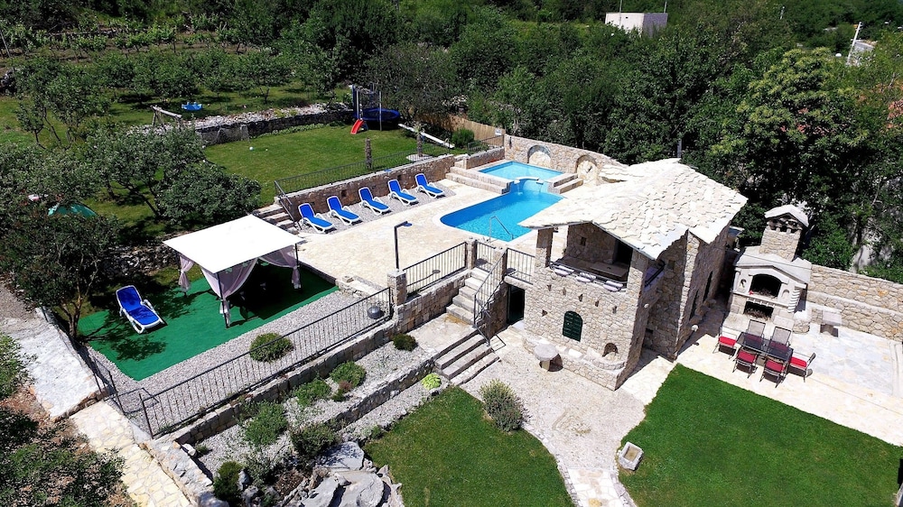 Villa Marchelina — 4-Star Luxury Hotel in Podbablje, Croatia