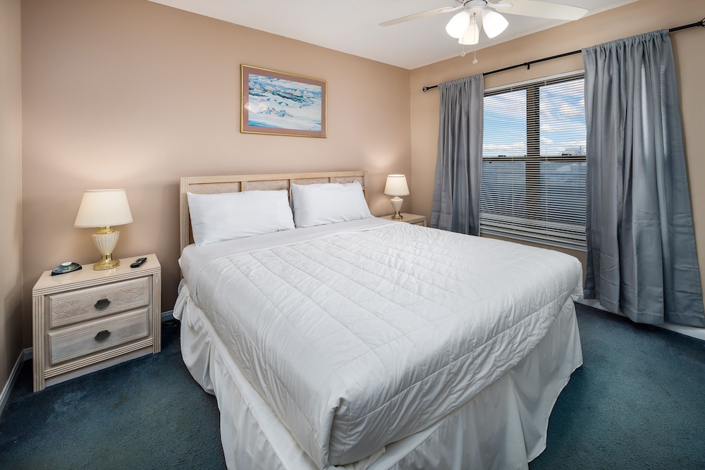 Emerald Towers West 3003 by RedAwning - photo 2