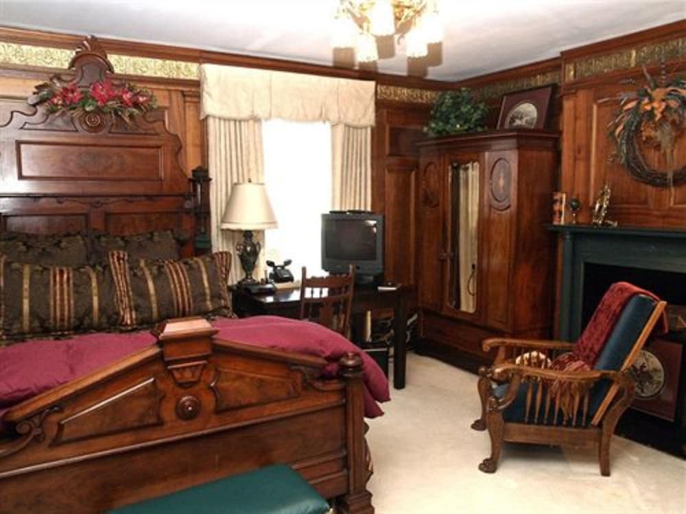 Brass Pineapple Inn - photo 13