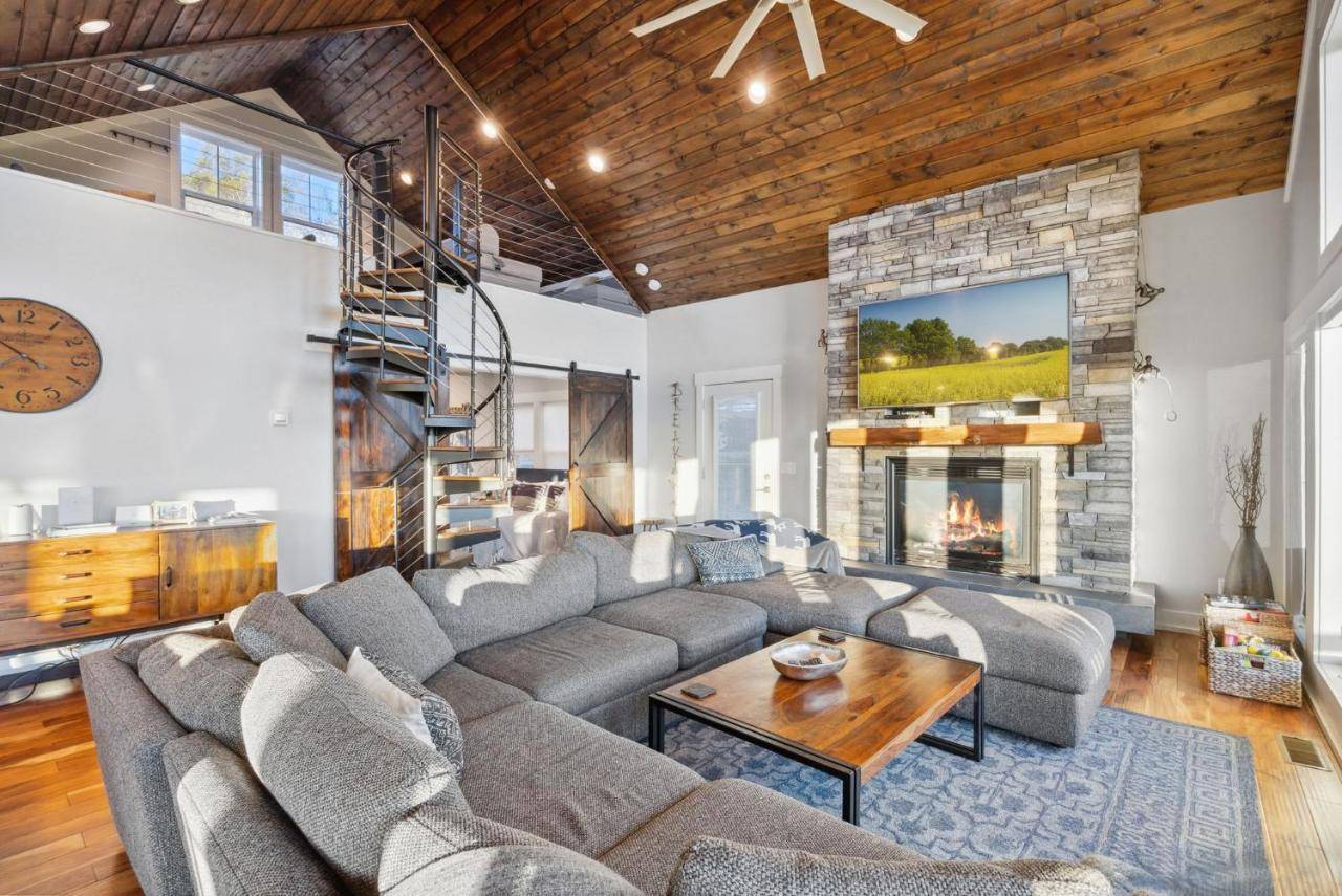 2 Cabins & Views for Miles Hot Tubs Pool Table — Mars Hill — photo 3