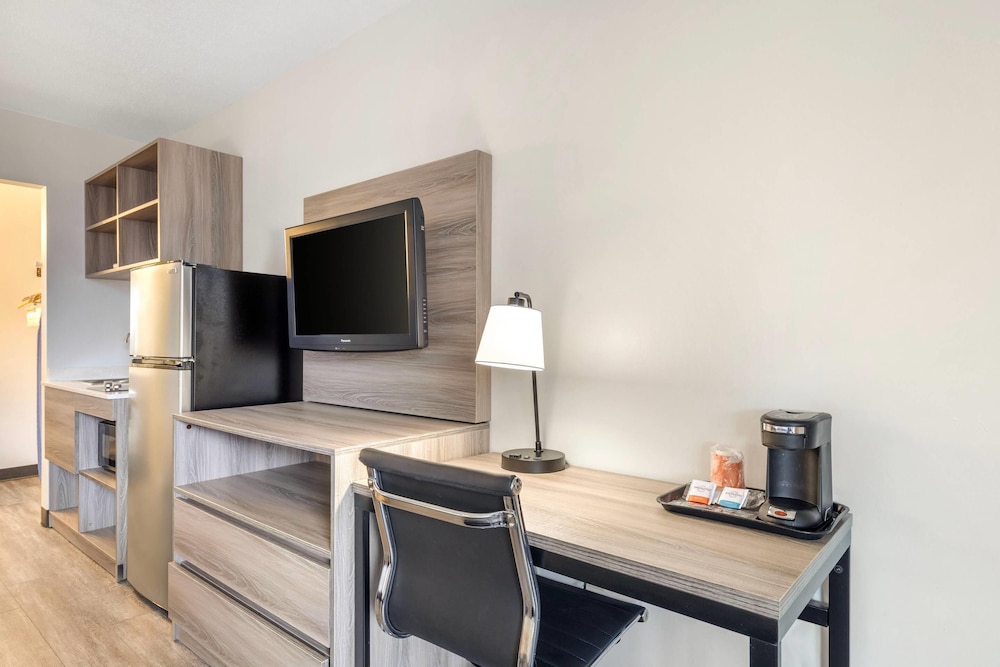 Suburban Studios Tysons Corner - photo 13