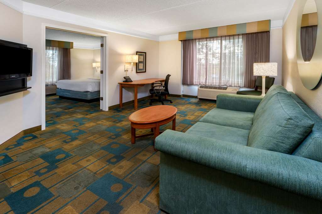 La Quinta Inn & Suites by Wyndham Phoenix West Peoria - photo 26