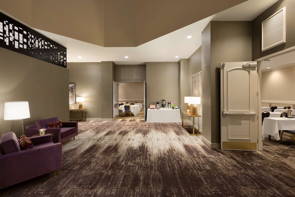 Embassy Suites by Hilton Phoenix Downtown North - photo 63