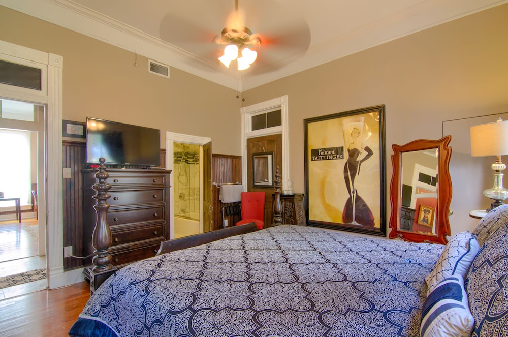 The Mardi Gras House - photo 19
