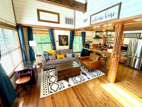 Stayhocha Romantic Couple’s Getaway Daybed swing in Broken Bow, United States