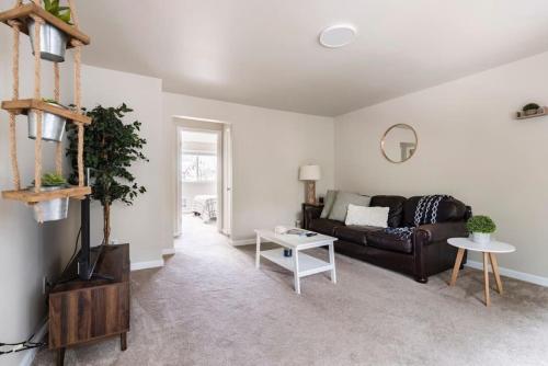 Spacious Kenmore Apartment King Bed Queen Bed Fast Wifi — 4-Star Luxury Hotel in Kenmore, United States
